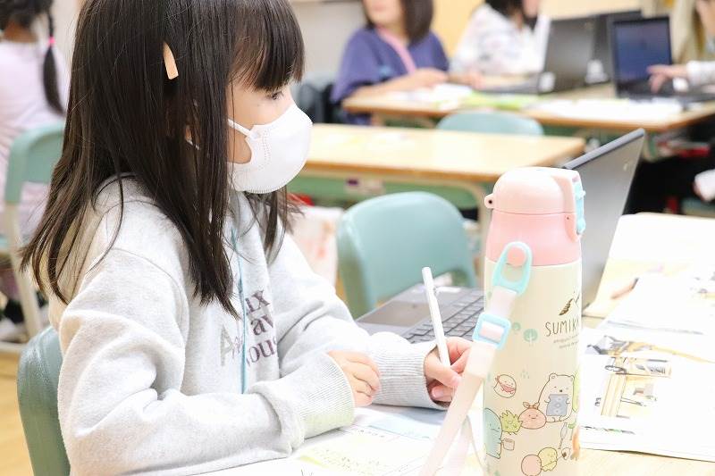 幼い少女に抱きついたり水筒を取り上げたり オファー