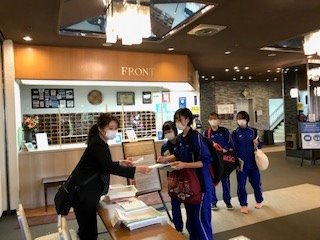 札幌市立平岡中央中学校 10月6日 ２年宿泊学習速報 富良野演劇工場１